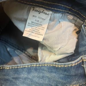 Like new worn once. Tag says size 3 but really fits like size 1-2 . Very cute